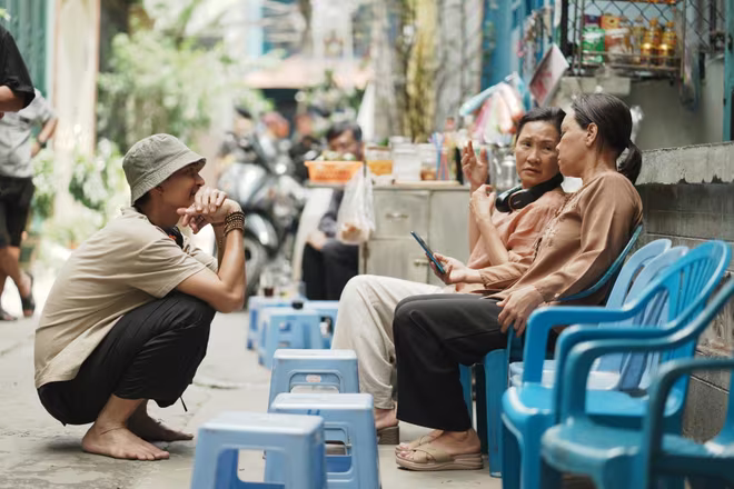 Đạo diễn Khương Ngọc trao đổi với nghệ sĩ Hồng Đào và nghệ sĩ Việt Hương trên phim trường