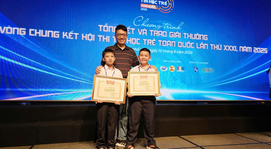 thay-giao-tre-lap-trinh-tuong-lai-cho-hoc-tro-3-2043.jpg