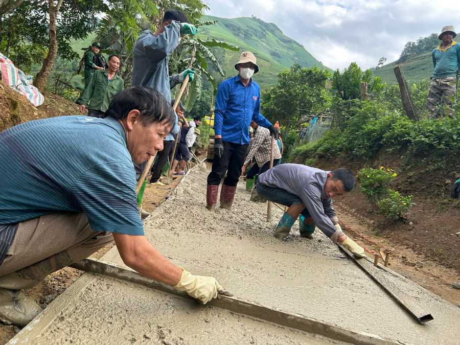 Người dân góp ngày công cùng Nhà nước làm đường nông thôn mới. z7098297858194-519c957b0a98c476dc935713eda13f5f.jpg