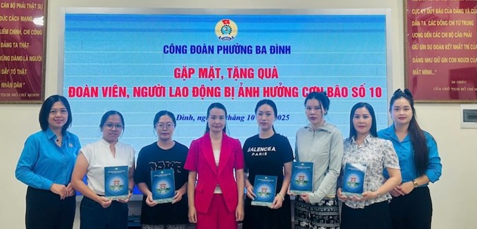 Công đoàn phường Ba Đình trao hỗ trợ cho người lao động khó khăn bị ảnh hưởng bão số 10