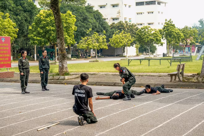 Dàn sao nhập vai &quot;Chiến sĩ quả cảm&quot; luyện tập trước khi thực chiến