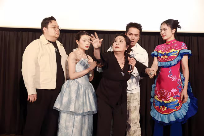 Nghệ sĩ Thanh Hằng cùng các diễn viên của &quot;Nhà ma xó&quot; diễn lại một cảnh trong phim