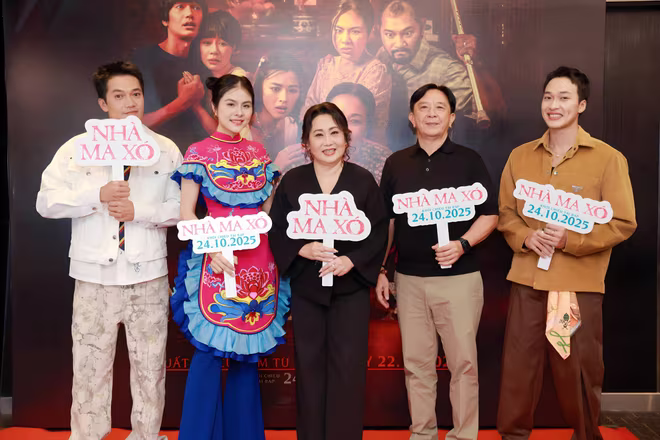 Dàn diễn viên của &quot;Nhà ma xó&quot; cùng đạo diễn Trương Dũng
