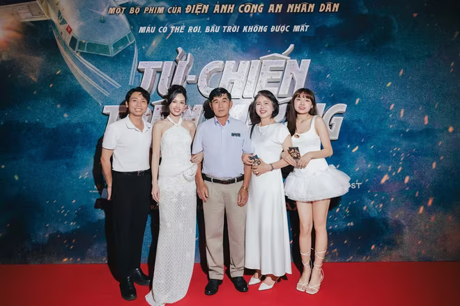 Diễn viên Trâm Anh cùng gia đình trên thảm đỏ ra mắt của &quot;Tử chiến trên không&quot;