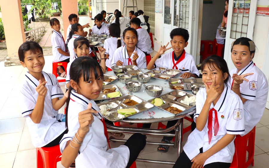 Bữa ăn trưa tại Trường PTDTNT THCS Danh Thị Tươi.