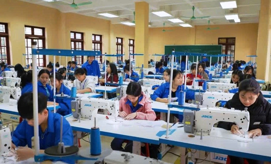 Học sinh Trường Trung cấp nghề Miền núi Thanh Hóa trong giờ thực hành nghề may. (Ảnh: NTCC) 9fdcd47e3a8bb7d5ee9a.jpg