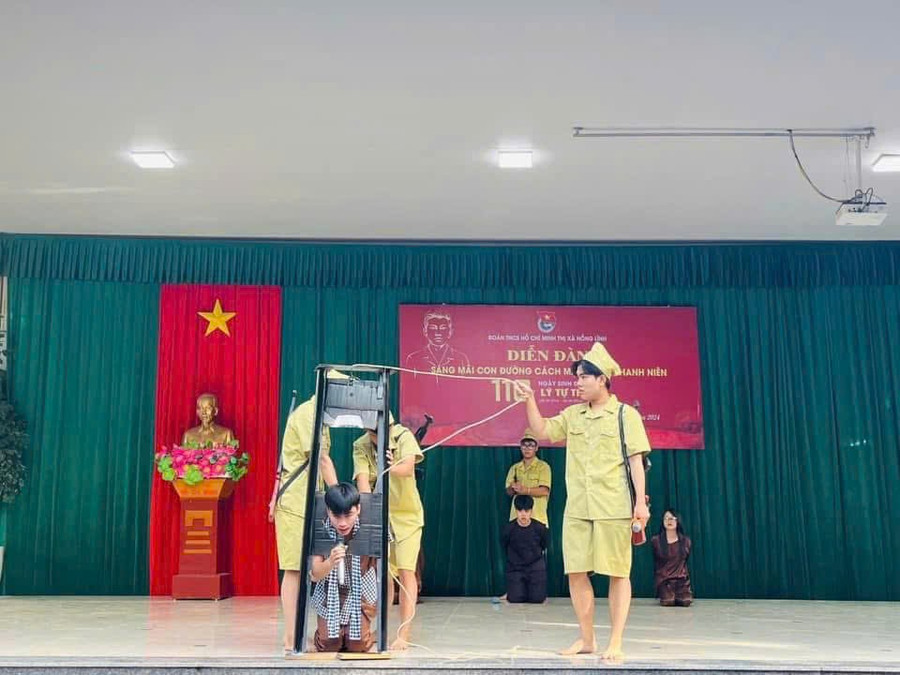 Các hoạt động ngoại khóa được sân khấu hóa do chính học sinh nhà trường thực hiện. z7146194459452-ab03f6477bff267e130b54f41ce0976d.jpg