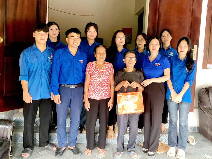 Học sinh Trường THPT Hồng Lĩnh tặng quà cho các gia đìnhng binh liệt sỹ 27/7 cho Thương, bệnh binh trên địa bàn phường Bắc Hồng Lĩnh (Hà Tĩnh). z7146194361323-b41f226fc81fa693ab43dc02405d0a43.jpg