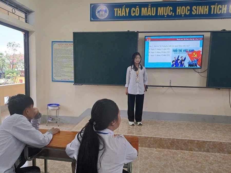 Đoàn viên sinh hoạt chi đoàn theo chủ đề Tuyên truyền, kỉ niệm 111 năm ngày sinh anh hùng, liệt sỹ Lý Tự Trọng. z7146194530592-48d17de14495dfe7fb32630c16c4c75f.jpg