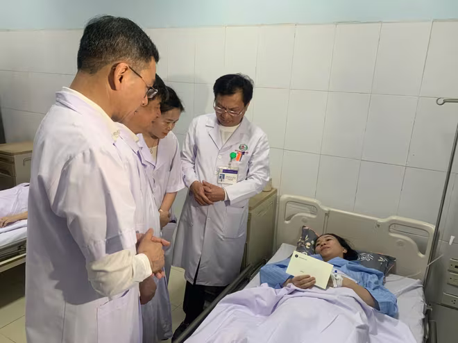 Một nhân viên y tế ở Bệnh viện Sản Nhi Nghệ An phải cấp cứu vì bị tấn công