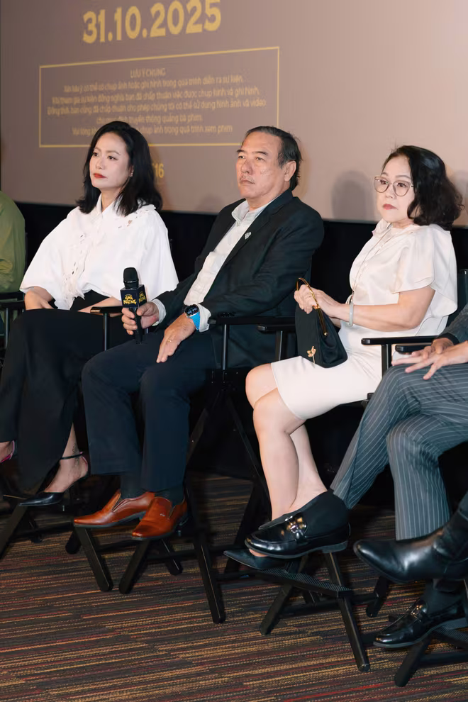 Nghệ sĩ Ái Như, Thành Hội và Hồng Ánh trong phần giao lưu cùng truyền thông Nghệ sĩ Ái Như, Thành Hội và Hồng Ánh trong phần giao lưu cùng truyền thông