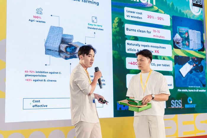 Nhóm tác giả giới thiệu dự án Biomass vỏ tỏi với các nhà đầu tư. Ảnh: BT.