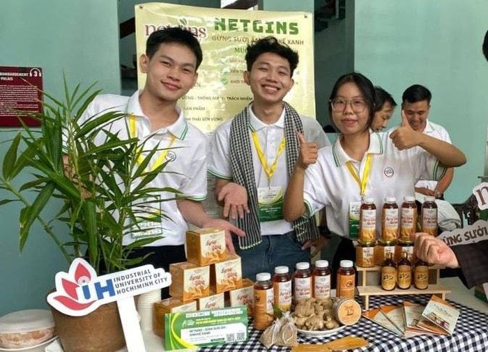 Nhóm bạn trẻ bước đầu gặt hái được thành công từ dự án “Gừng sưởi ấm - NetGins”. Ảnh: IUH.