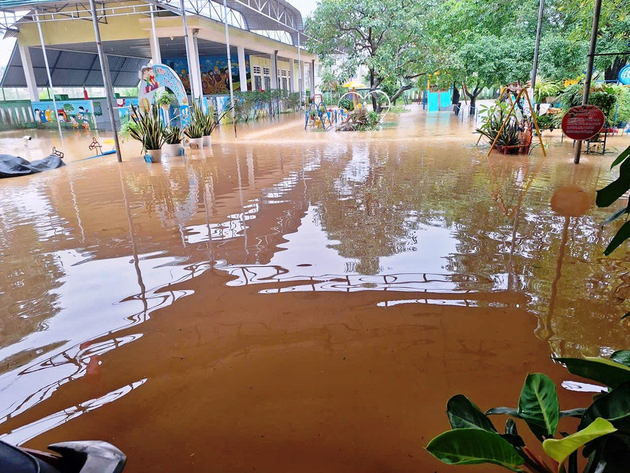 Hàng trăm trường học tại TP Huế ngập trong nước lũ