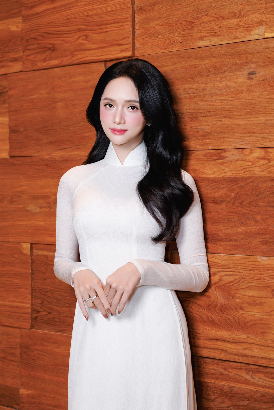 Hoa hậu Hương Giang ủng hộ khắc phục thiệt hại sau trận lũ lịch sử tại miền Trung. huong-giang-4.jpg