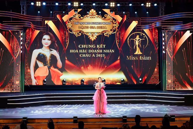 Chủ tịch Miss Business World – Đặng Gia Bena phát biểu mở màn đêm chung kết.