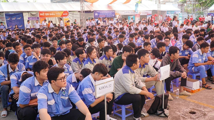 Học sinh, sinh viên tham gia Ngày hội việc làm 2025 Trường Cao đẳng nghề Cần Thơ. Ảnh minh họa: ITN bao-dam-tu-chu-toan-dien-cho-giao-duc-nghe-nghiep1.jpg