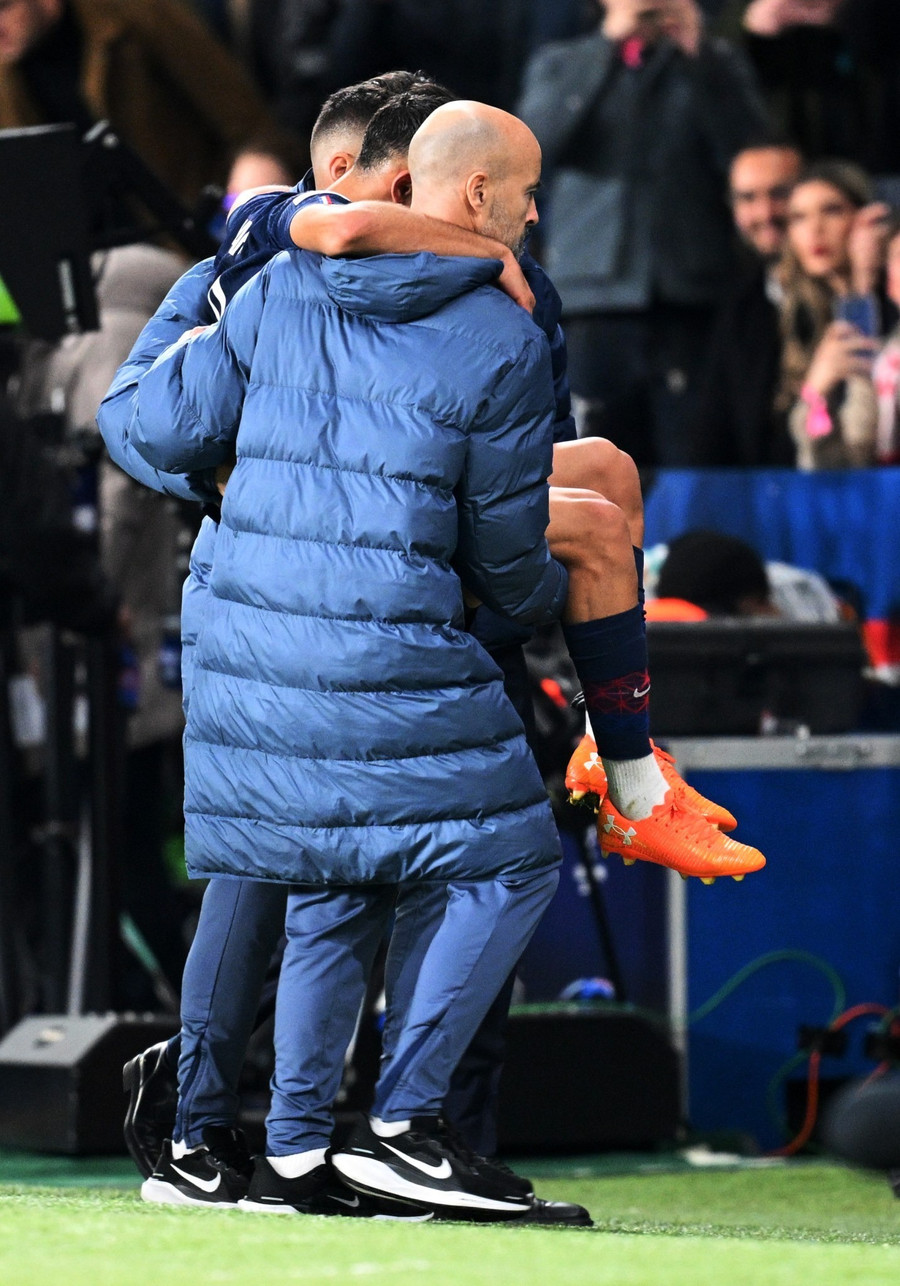 Hakimi phải được khiêng xuống đường hầm. 3.jpg