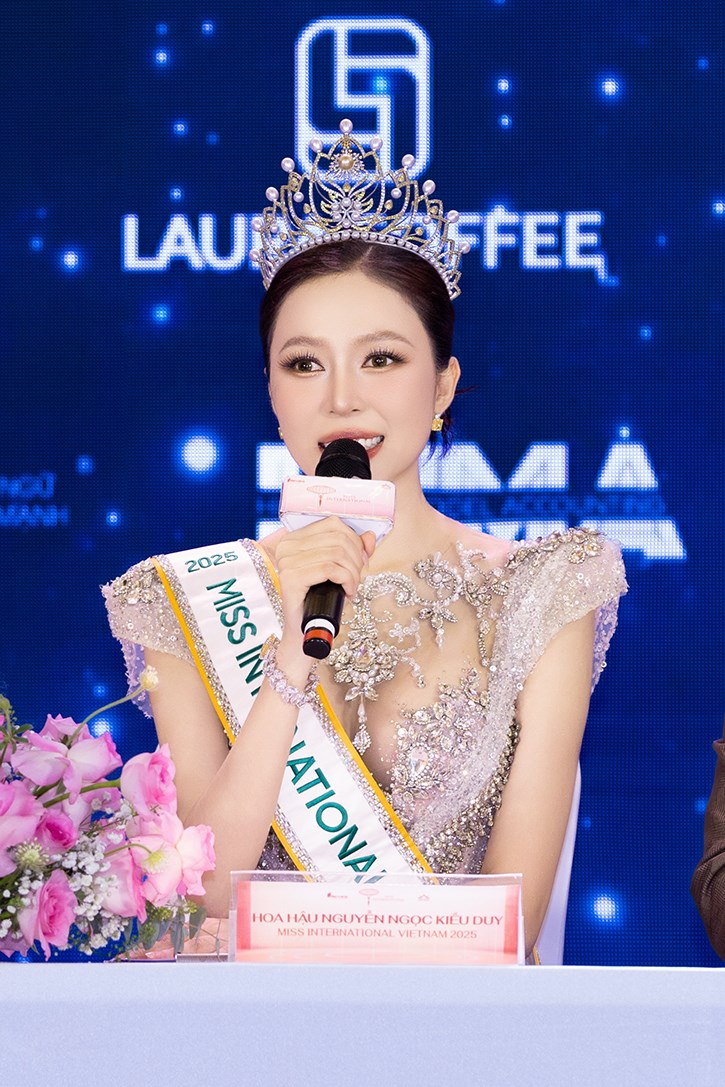 Hoa hậu Kiều Duy mang trang phục dân tộc 'Cửu Long Ẩn Vân' đến Miss International 2025 - ảnh 3