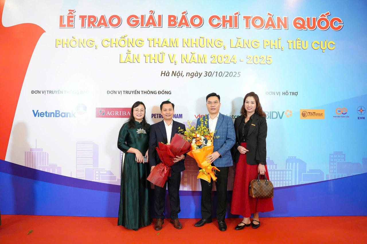 Phó Tổng Biên tập Báo Pháp luật Việt Nam Vũ Hồng Thúy tặng hoa cho nhóm tác giả đạt Giải C Giải Báo chí Toàn quốc về phòng, chống tham nhũng, lãng phí, tiêu cực 2025.