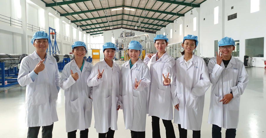 ThS Nguyễn Văn Minh và sinh viên Khoa Công nghệ sinh học, Trường Đại học Mở TPHCM tham gia Co-op tại Tập đoàn Mỹ Lan. dao-tao-kep-va-theo-don-dat-hang2.jpg