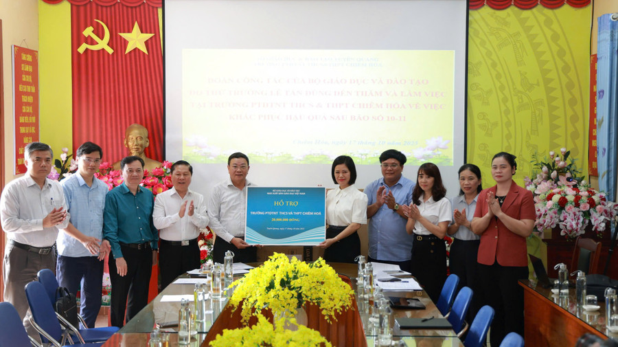 NXBGDVN tặng sách cho Trường PTDTNT THCS và THPT Chiêm Hoá. nxb-3.jpg