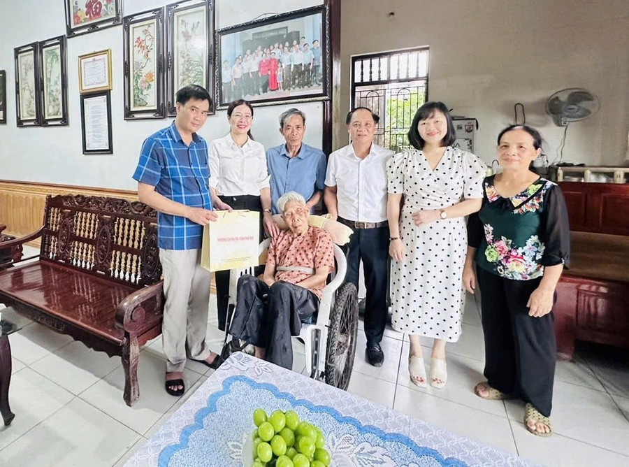 TS Bùi Thị Kim Tuyến, Tỉnh uỷ viên, Hiệu trưởng Trường Chính trị tỉnh Phú Thọ (thứ 2 từ trái qua) thăm Mẹ Việt Nam Anh hùng do Nhà trường nhận phụng dưỡng. 2.jpg