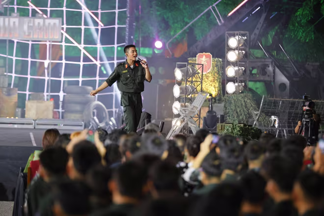 Mono trình diễn trong chương trình gala khi kết thúc chương trình "Chiến sĩ quả cảm" Mono trình diễn trong chương trình gala khi kết thúc chương trình "Chiến sĩ quả cảm"