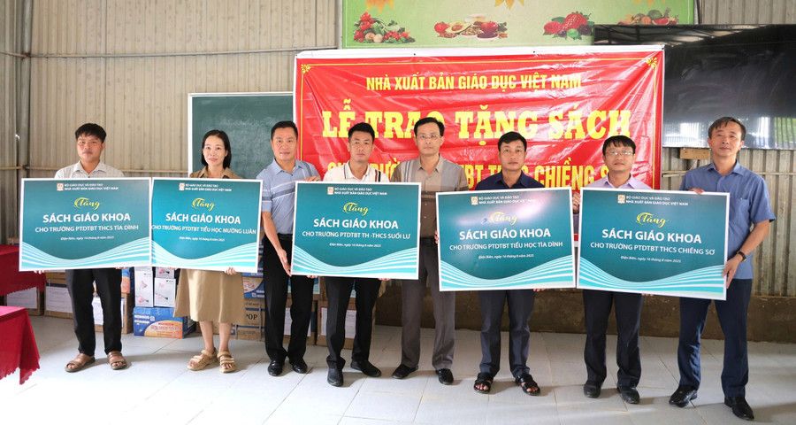 NXBGDVN tặng sách giáo khoa cho các trường học bị ảnh hưởng bởi thiên tai, mưa lũ. nxb-6.jpg