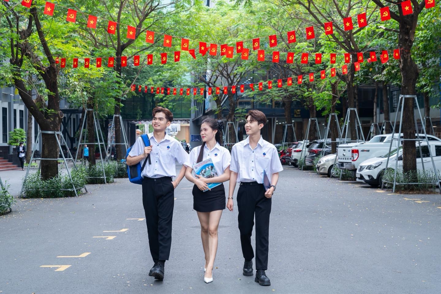 Kết hợp hài hoà giữa tinh, gọn với tự chủ cao, tăng cường quản trị đại học, nêu cao trách nhiệm người thầy và tăng quyền cho Hiệu trưởng trường Đại học.