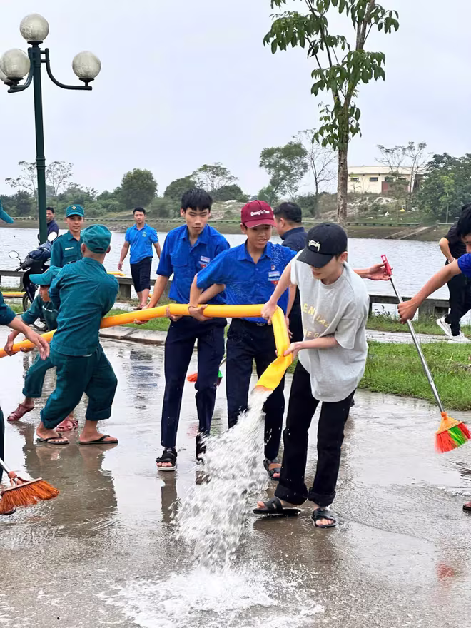 Jack cùng bà con và Đoàn viên, thanh niên xã Quảng Điền dọn dẹp vệ sinh môi trường sau lũ giúp người dân Jack cùng bà con và Đoàn viên, thanh niên xã Quảng Điền dọn dẹp vệ sinh môi trường sau lũ giúp người dân