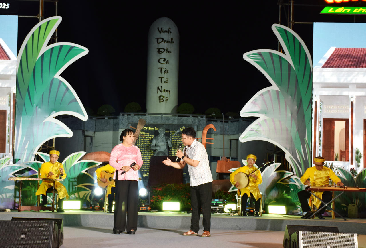 Các nghệ nhân, tài tử Đội Đờn ca tài tử tỉnh Cà Mau biểu diễn phần thi với chủ đề “Phù sa đất Mũi”.