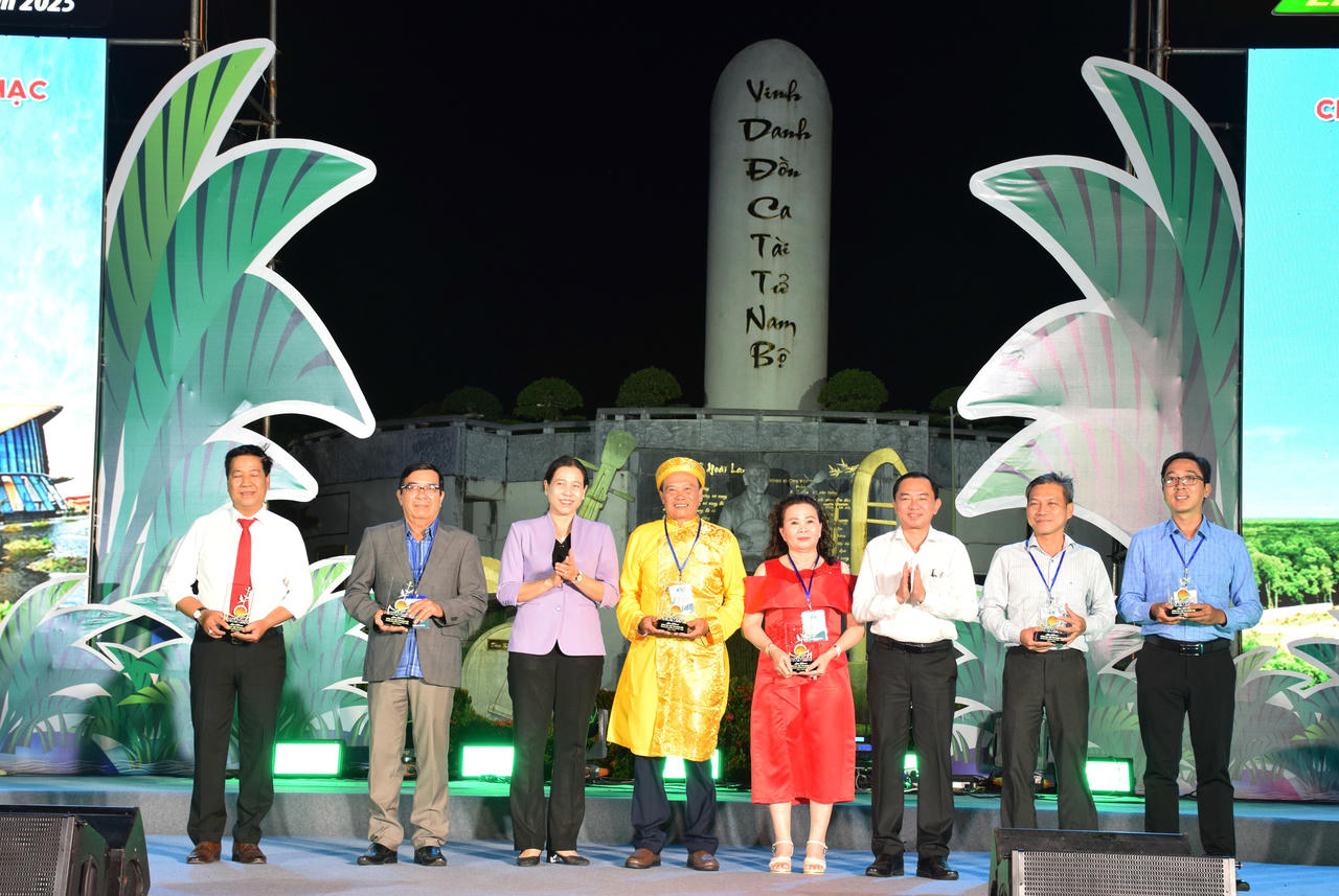 Ông Phan Thanh Duy - Ủy viên BTV Tỉnh ủy, Trưởng Ban Tổ chức Tỉnh ủy và bà Tô Việt Thu - Ủy viên BTV Tỉnh ủy, Bí thư Đảng ủy phường Bạc Liêu trao cúp lưu niệm cho các đội tham gia Liên hoan tài tử.