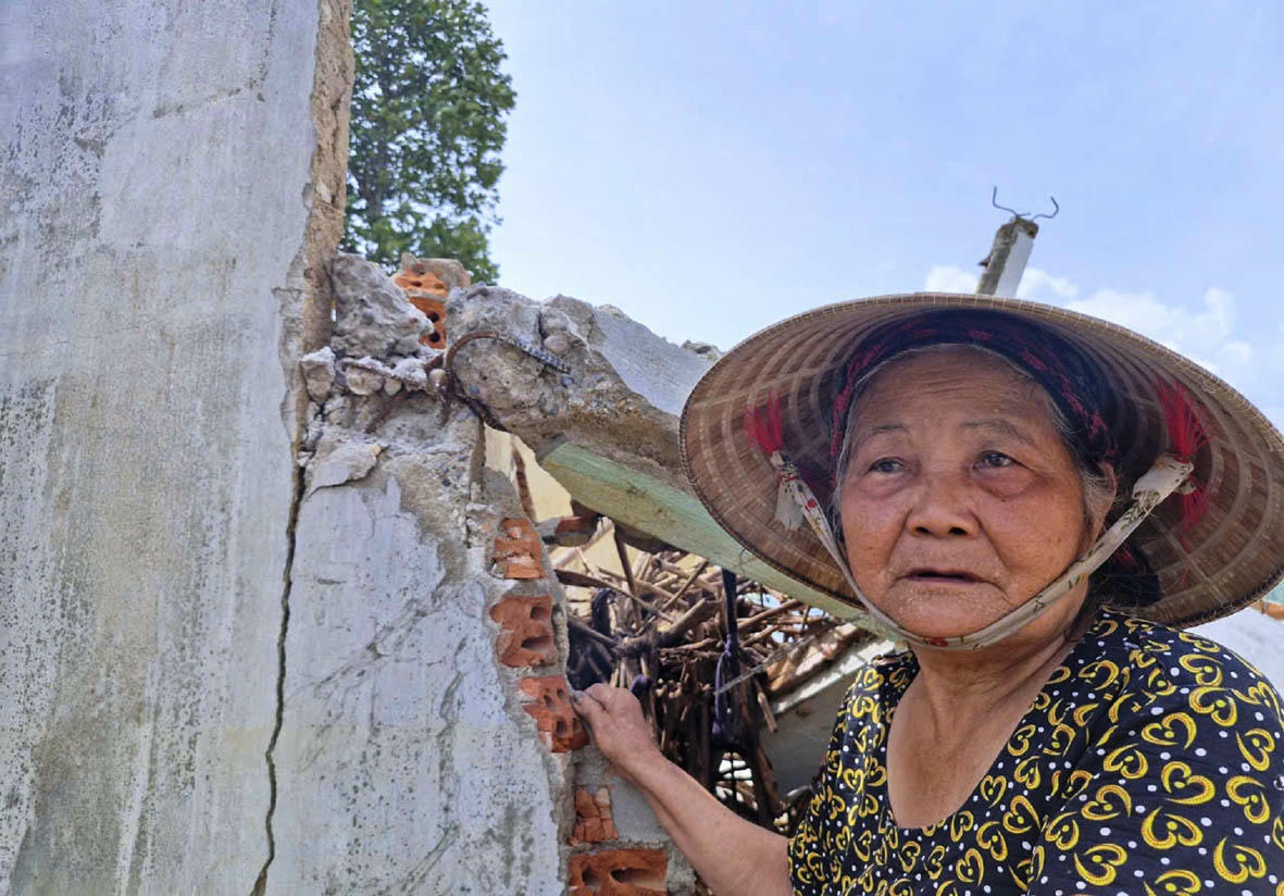 Bà Phạm Thị Thận lo lắng khi ngôi nhà của bà còn cách mép sông chừng 7m, có thể bị “nuốt chửng” bất cứ lúc nào.