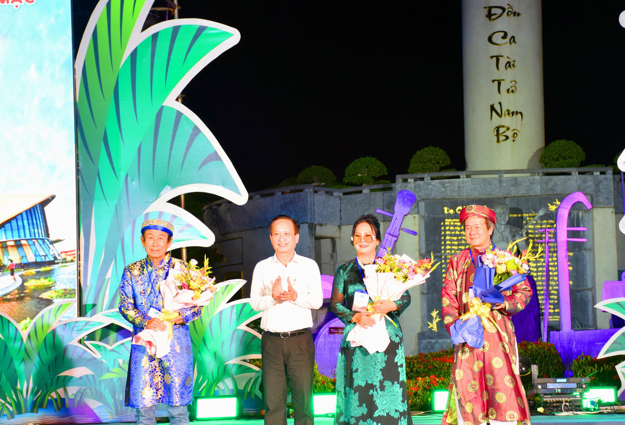 Ông Phạm Văn Thiều - Phó Bí thư Tỉnh ủy, Chủ tịch HĐND tỉnh Cà Mau tặng hoa cho Ban Giám khảo.