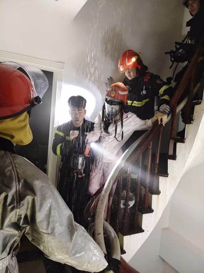 Lực lượng Cảnh sát Phòng cháy chữa cháy và cứu nạn cứu hộ đã kịp thời đưa nạn nhân đến nơi an toàn