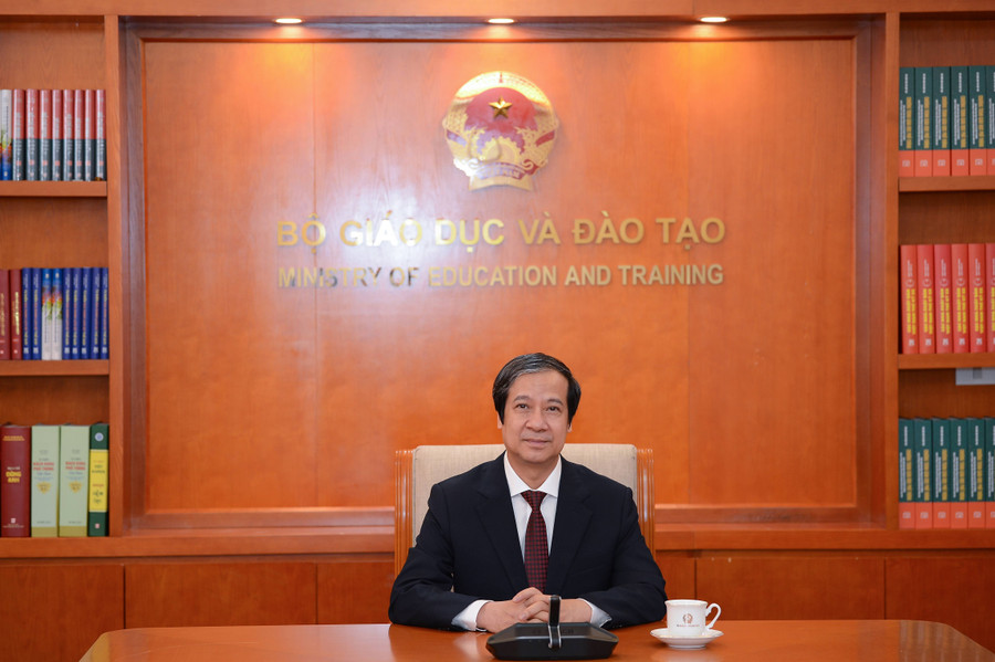 Bộ trưởng Nguyễn Kim Sơn: Một nền giáo dục mạnh không thể thiếu kỷ cương và sự nghiêm cẩn trong mối quan hệ thầy trò. pv-bo-truong-2011anh1.jpg