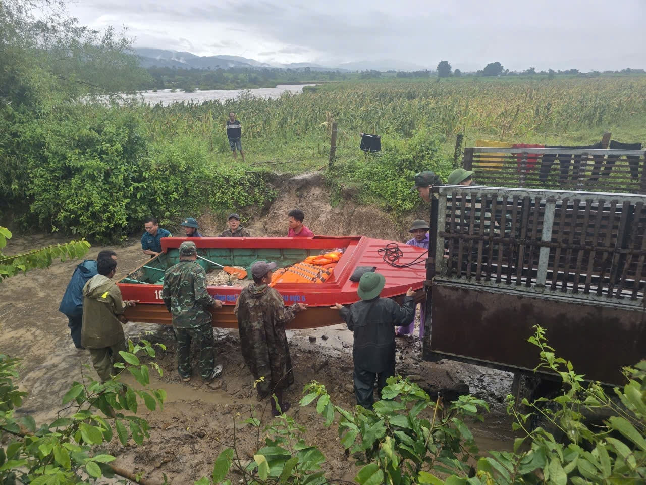 Lực lượng chức năng triển khai công tác cứu hộ người dân bị cô lập do mưa lũ (ảnh: Trần Hie