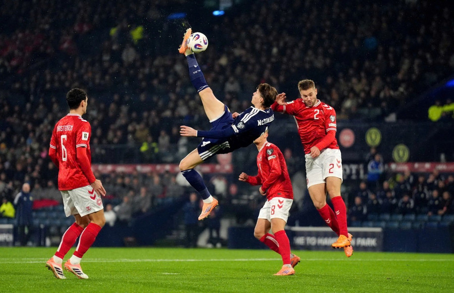 Tiền vệ Scott McTominay ghi tuyệt phẩm trong trận thắng Đan Mạch 4-2 ở lượt cuối vòng loại châu Âu, để giúp Scotland dự World Cup sau 28 năm. scl.jpg