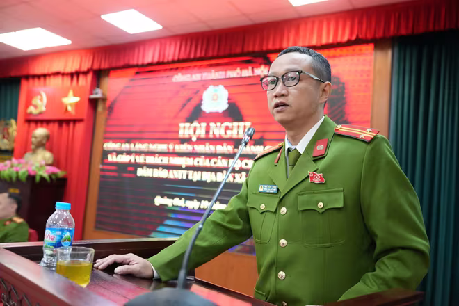 Trung tá Ngô Đăng Trung - Phó trưởng Công an xã giải đáp ý kiến nhân dân