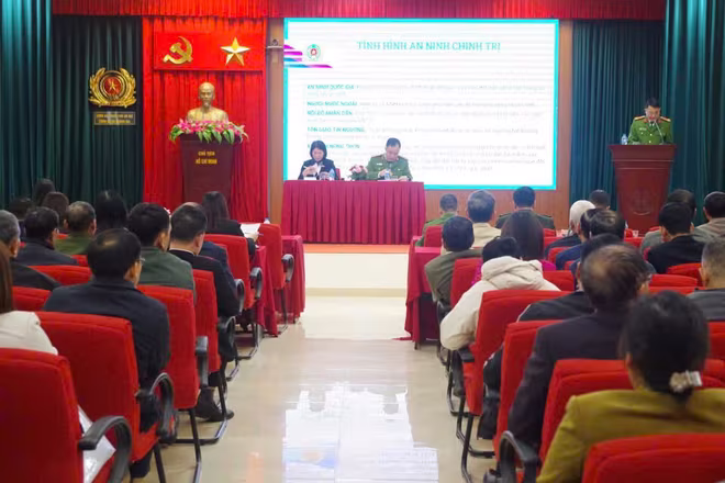 Trung tá Nguyễn Đình Thăng - Phó trưởng Công an xã báo cáo kết quả công tác