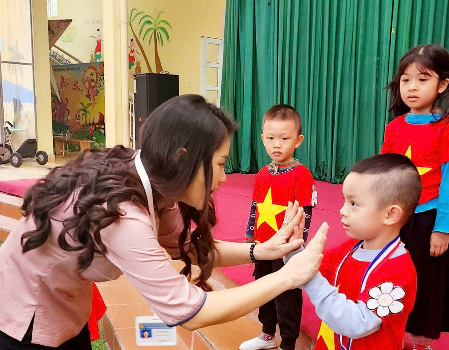 Cô Mai bên các em học sinh. anh-12.jpg