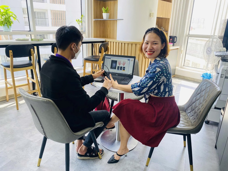 Chuyên gia từ Trung tâm Sinh trắc vân tay MomLogic phân tích dữ liệu vân tay và tư vấn cho phụ huynh về giáo dục cá nhân hóa. 5.jpg