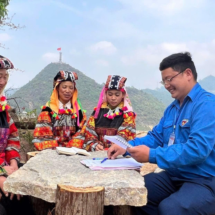 Anh Vàng Dỉ Phò, Phó Ban Xây dựng Đảng, Đảng ủy xã Lũng Cú (Tuyên Quang) tư vấn người dân cách phát triển du lịch cộng đồng. Ảnh NVCC di-1.jpg