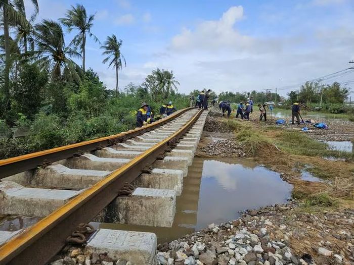 Do ảnh hưởng của đợt mưa lũ ở Trung bộ, tuyến đường sắt Bắc- Nam qua đây bị sạt lở tại 61 điểm