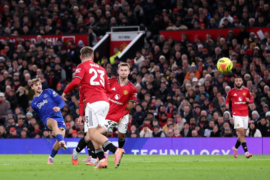 Bàn thắng duy nhất được ghi do công của Kiernan Dewsbury-Hall ở phút 30. man-utd-2.jpg