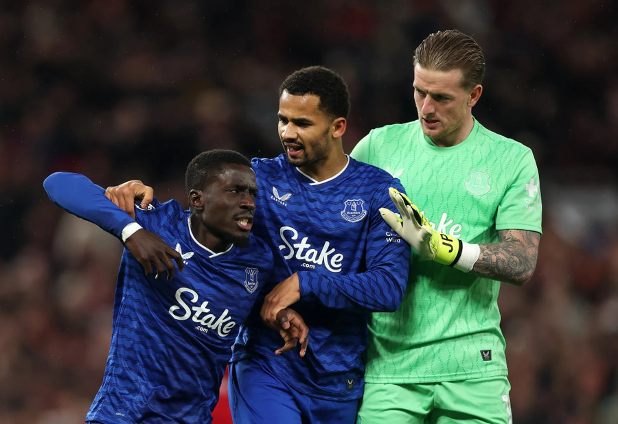 Tiền vệ 36 tuổi đã tức giận hơn sau khi nhận thẻ đỏ. 4.jpg