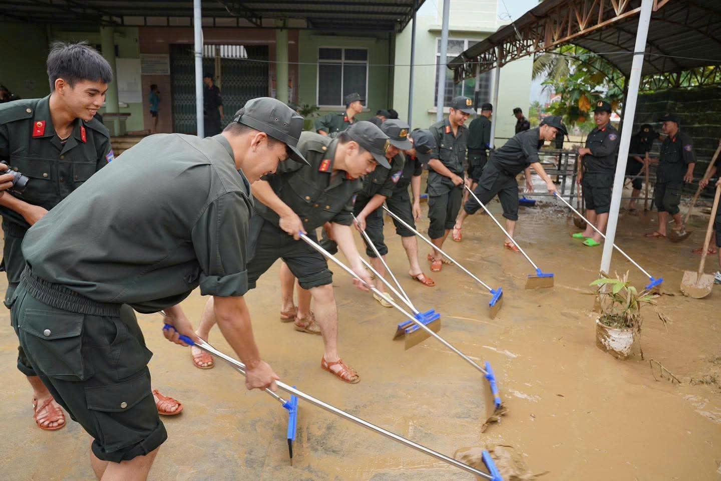Chính phủ ban hành Nghị quyết về các giải pháp khắc phục hậu quả thiên tai, phục hồi sản xuất khu vực miền Trung- Ảnh 1. Chính phủ ban hành Nghị quyết về các giải pháp khắc phục hậu quả thiên tai, phục hồi sản xuất khu vực miền Trung- Ảnh 1.