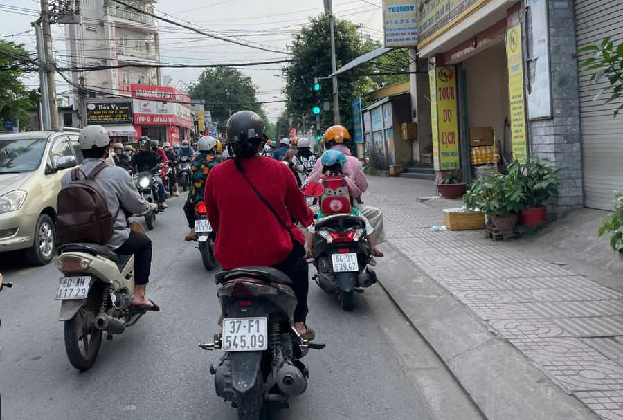 Cô gái mặc áo len khi thời tiết chuyển lạnh tại TPHCM. Ảnh: Phúc Uyên 2948290014066983407.jpg