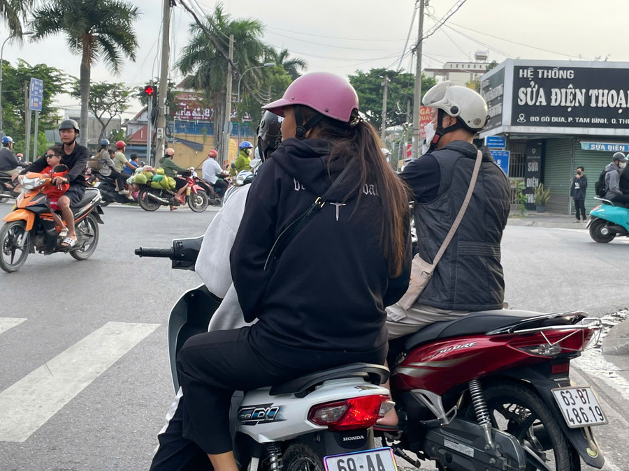 Nhiều người co ro khi cảm nhận rõ cái lạnh. Ảnh: Phúc Uyên. 8867b3bde81f64413d0e.jpg